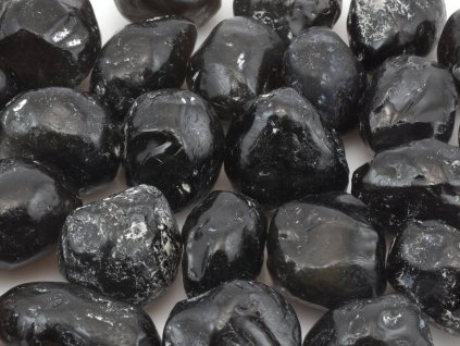 Obsidiánová apačská slza z Arizony s charakteristickou průsvitností.