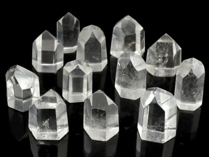 Leštěné krystaly křišťálu z Brazílie, samostatně stojící, výška 25–30 mm.