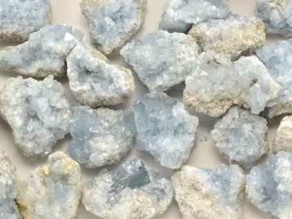 Malé světle modré celestinové drúzy z Madagaskaru o velikosti 3–4 cm s lesklými krystaly.