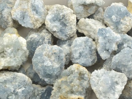 Přírodní celestinové drúzy s bledě modrými krystaly o rozměrech 4-6 cm z Madagaskaru.