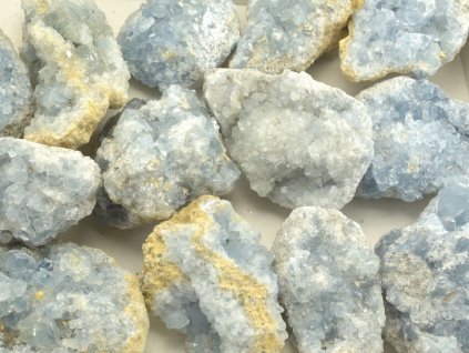 Celestinové drúzy z Madagaskaru o velikosti 6–8 cm se světle modrými lesklými krystaly.