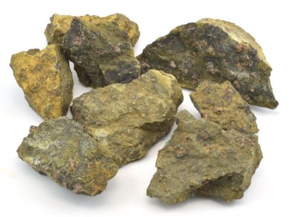 Zvětralé granáty zarostlé v hadci z Vysočiny, balení minerálů o hmotnosti 0,5 kg.