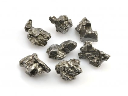 Železný meteorit Campo del Cielo z Argentiny, velikost 1,5 až 2,5 cm.