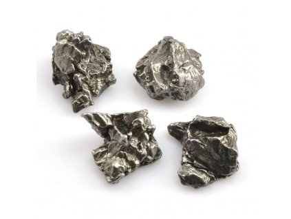 Železné meteority typu IAB, hmotnost 7–10 g, chráněné proti korozi.