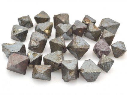 Krystaly magnetitu z Brazílie o velikosti 8–9 mm, přírodní osmistěnný tvar.