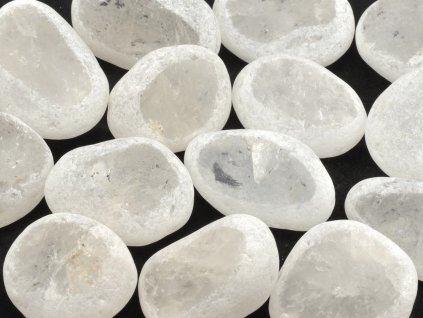 Leštěný křišťál Emma Egg z Brazílie se seříznutou přední stranou, velikost 3–4 cm.