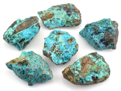 Přírodní chryzokoly s typickou tyrkysovou barvou kamene.