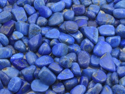 Sytě modré tromlované lapisy lazuli z Afghánistánu.