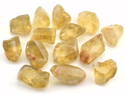Leštěné kameny přírodního citrínu z Madagaskaru o velikosti 3 až 4 cm.