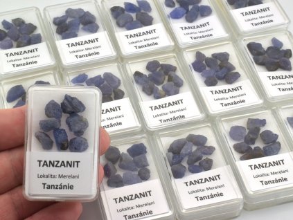 Pět gramů tanzanitu v čiré plastové krabičce s popisem původu z Merelani v Tanzánii.