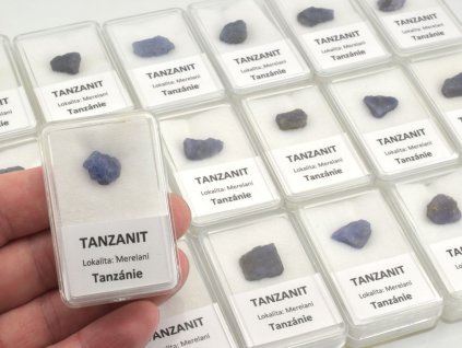 Tanzanit o hmotnosti 1–2 g z lokality Merelani, sytě modrofialový minerál v surovém stavu.