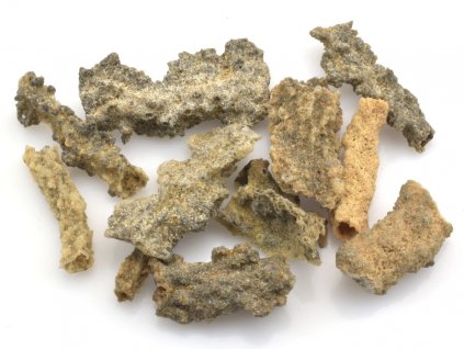 Balení písečných fulguritů 10 g, mix trubičkovitých a plochých tvarů, 2–4 cm.