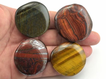 Sada čtyř minerálů: tygří oko, sokolí oko, býčí oko a tygří železo, leštěné kameny.