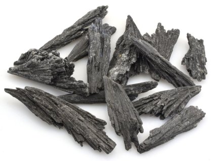 Černý kyanit disten z Brazílie v balení 50 g, obsahuje 10–15 krystalů různých velikostí.