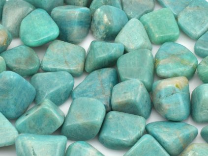 Tromlovaný zelenkavý amazonit z Namibie, hladký minerál o velikosti 2,0–2,5 cm.