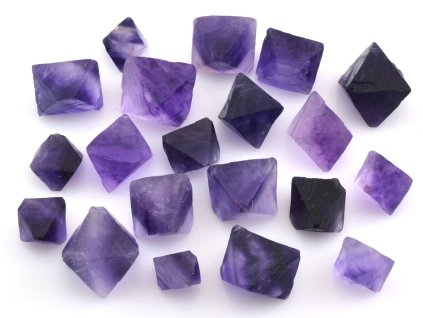Fialové fluoritové krystaly z Číny, velikost 1–2 cm, balení 50 g, UV aktivní.