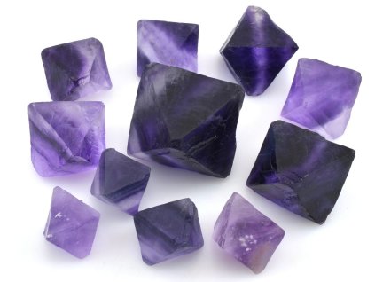 Fialové fluoritové krystaly z Číny, sekané osmistěny, UV aktivní, balení 100 g, 10–15 ks.
