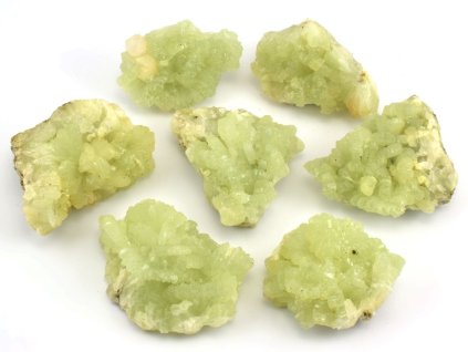 Zelený minerál prehnit v malé drúze o rozměrech 3 až 4 cm z lokality Maroko.