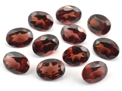 Červené granáty z Indie, oválný brus, bez úprav, šperkové kameny o velikosti 8×6 mm.