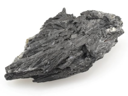 kyanit cerny krystaly 8