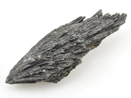 kyanit cerny krystaly 10a