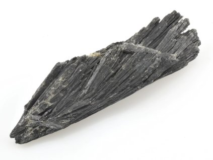 kyanit cerny krystaly 19