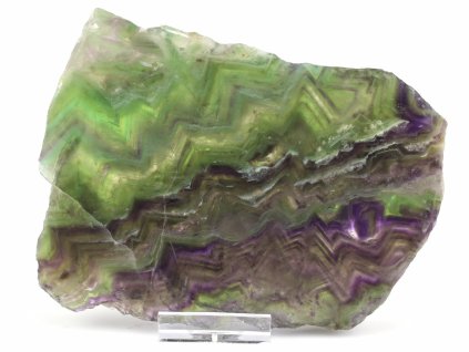 Leštěný fluoritový plát s výraznými přírodními barevnými pásy.