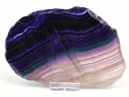 Leštěný fluoritový plát se zvýrazněnými světelnými liniemi.