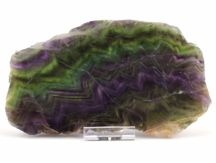 Fluoritový plát s tmavou kresbou.