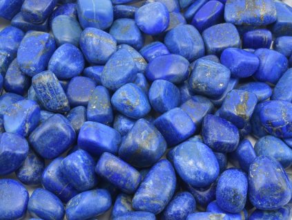 Tromlované kameny lapisu lazuli s intenzivní modrou barvou z Afghánistánu.