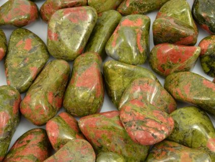 Tromlované kameny unakitu v zeleno-růžových odstínech z Afriky, velikost 2,0–4,0 cm.