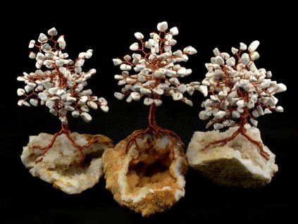 Howlitový stromeček štěstí na drúze křišťálu, kámen trpělivosti a klidné mysli.