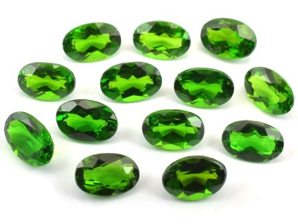 Oválně broušené chromdiopsidy v zelené barvě, velikost 6 x 4 mm, původ Rusko.