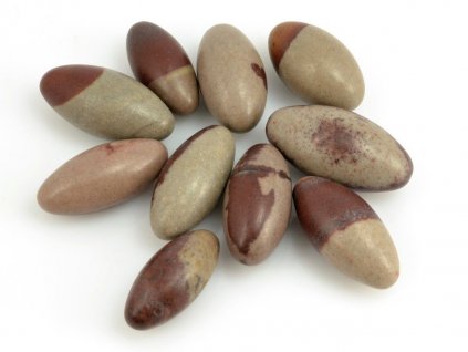 Malé kameny Shiva lingam z řeky Narmada v Indii o velikosti 2,5–3 cm pro meditaci.