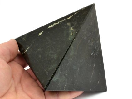 aragonit pyramida cerna 3b