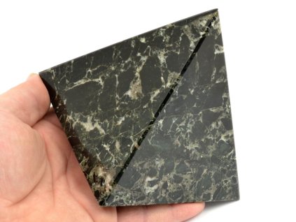 aragonit pyramida cerna 5b