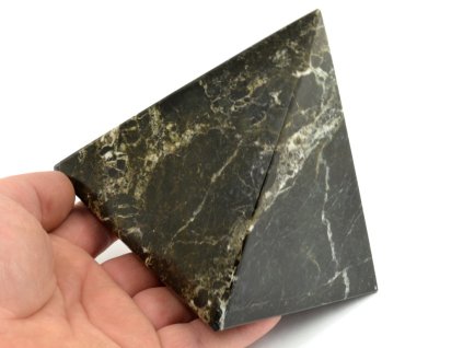 aragonit pyramida cerna 7b