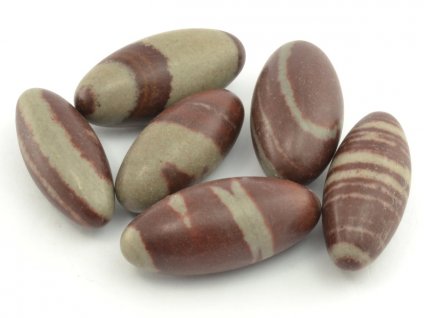 Střední kameny Shiva lingam z řeky Narmada v Indii o velikosti 5 až 6,5 cm pro meditaci.