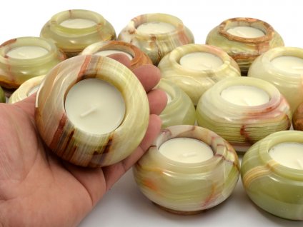 Dekorativní aragonitové svícny o průměru 7,5 cm a výšce 4 cm pro čajové svíčky.