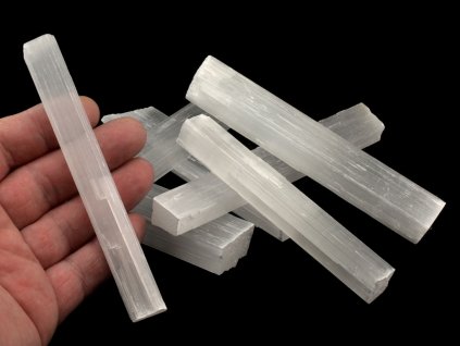 Štípané tyčinky surového selenitu z Maroka, délka 10–12 cm, perleťový lesk.