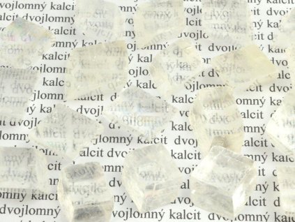 Průsvitné krystaly dvojlomného kalcitu o velikosti 1–2 cm.