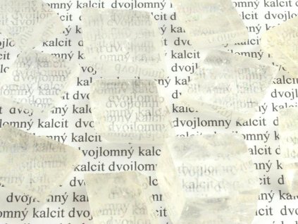 Krystaly islandského kalcitu o rozměrech 2 - 3 cm, známého jako kámen vikingů.