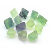 Balení 50g různobarevných fluoritových krystalů ve tvaru štípaných osmistěnů.