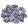 Surový tanzanit modrofialové barvy z Tanzanie, velikost 18–24 mm, hmotnost 5–6 g.