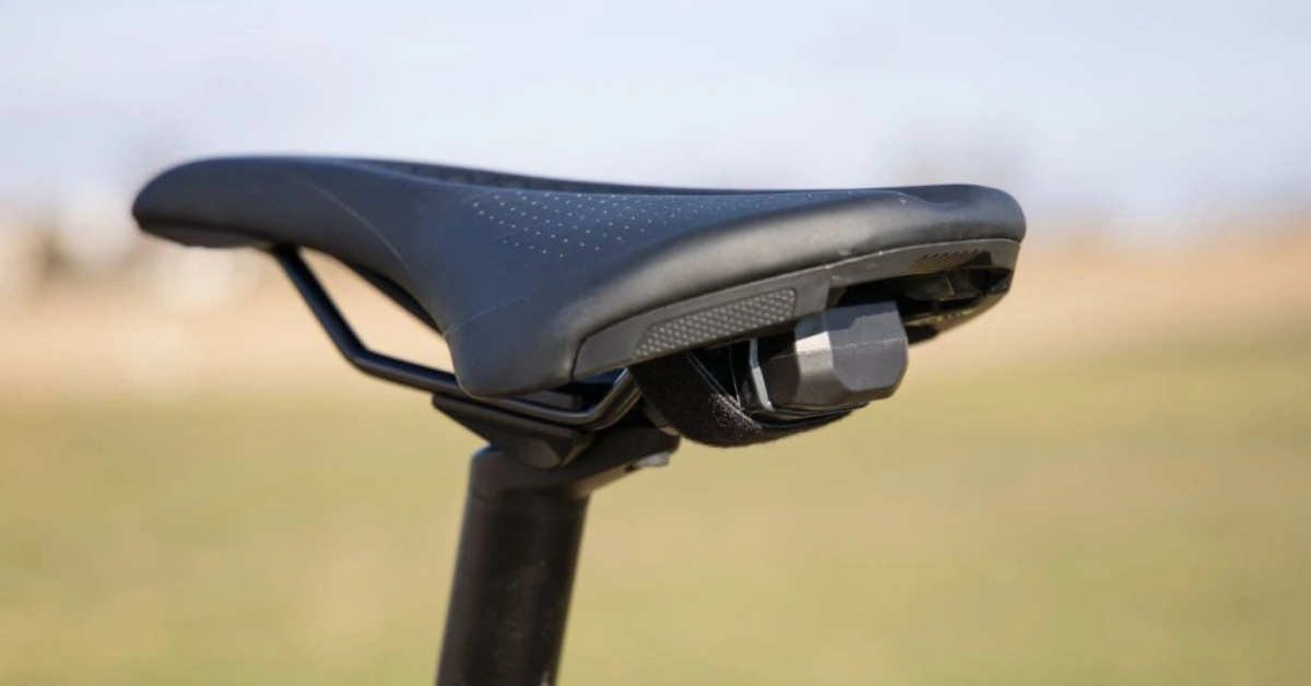 GPS tracker Mala připevněný pod sedlem jízdního kola