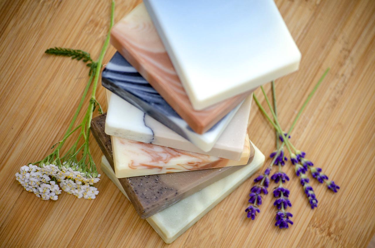 Od kokosového oleje po bambucké máslo: co dává mýdlu jeho charakter