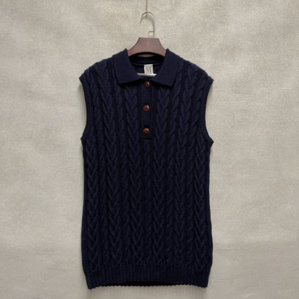 Krásná copatá vesta ze 100% vlny značky März