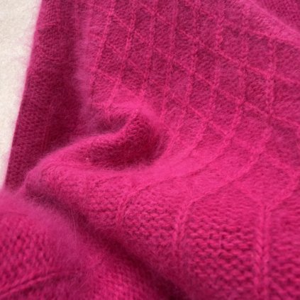 Magentový angorský vousáč na knoflíky