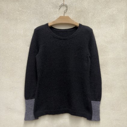 Vousatý černý angorák se šedými rukávy