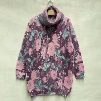 Huňatý jemňoučký angorák s rolákem a květinovým vzorem